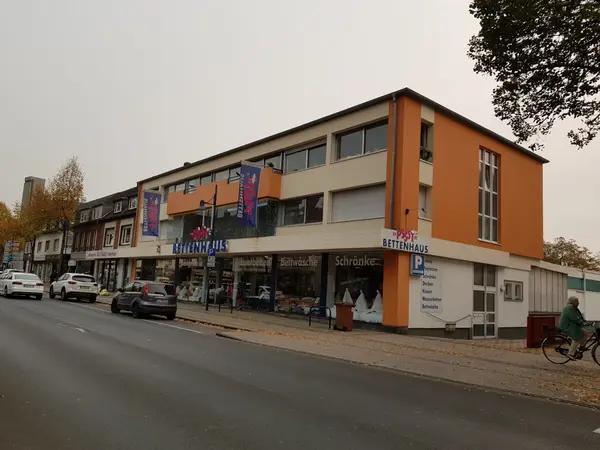 Fassade vom Bettenhaus mit Schaufenstern für Matratzen und Bettwäsche an Straße