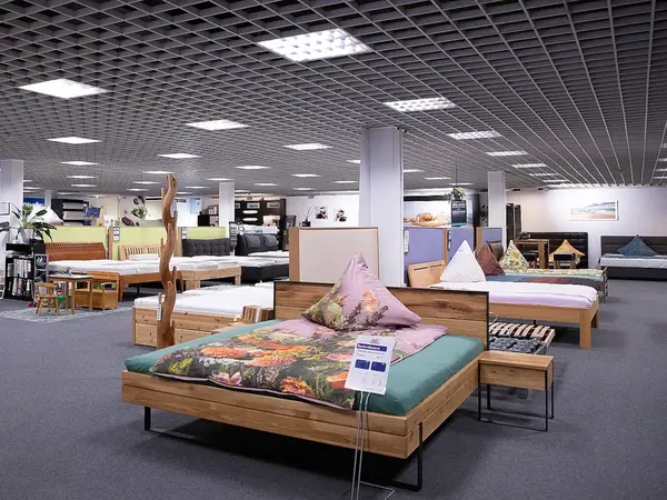 Möbelhaus-Ausstellung mit Betten, Matratzen und Schlafzimmermöbeln im Showroom