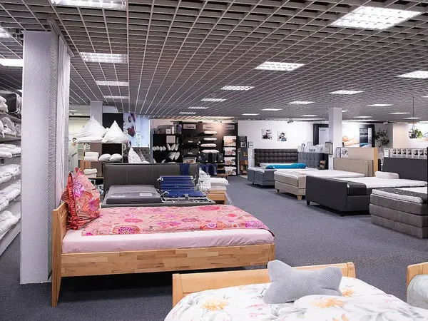 Matratzen- und Bettenausstellung im Möbelhaus mit Boxspringbetten und Kissen