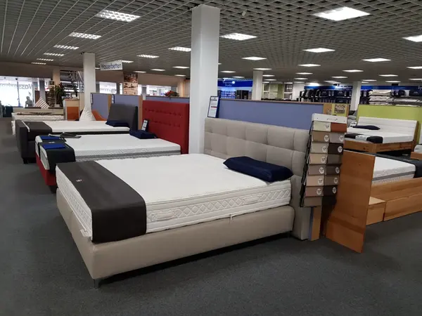 Bettenausstellung im Möbelhaus mit Boxspringbetten und Matratzen im Showroom